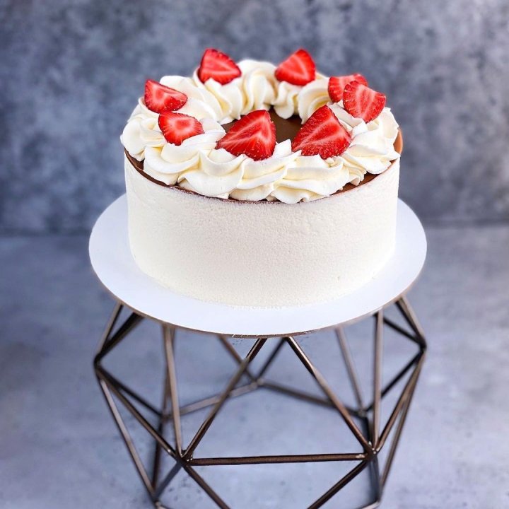 Торт "Клубника со сливками" в Пскове