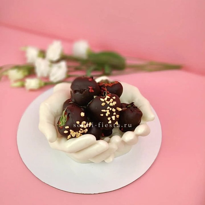 Клубника в шоколаде на шоколадных ладонях  в Пскове