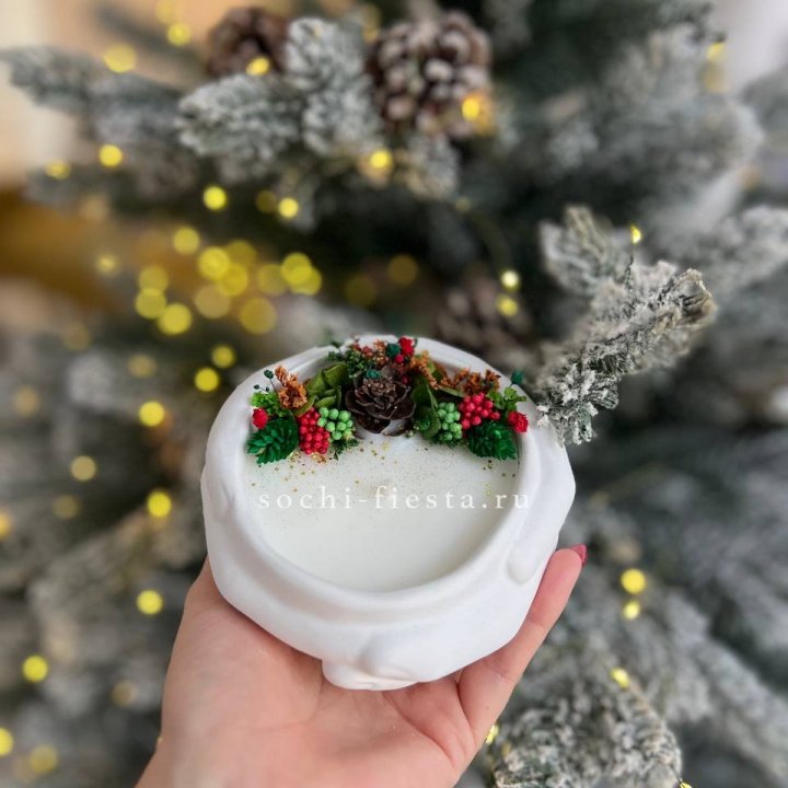 Свеча ароматическая в гипсе Руки с шишкой в Пскове