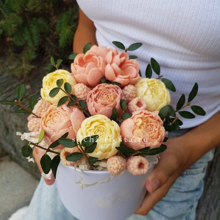 Шоколадный букет с ягодами в Пскове