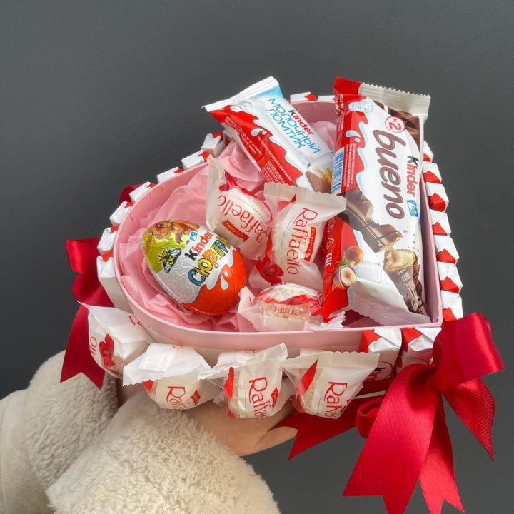 Бокс киндерами и раффаэлло в Пскове