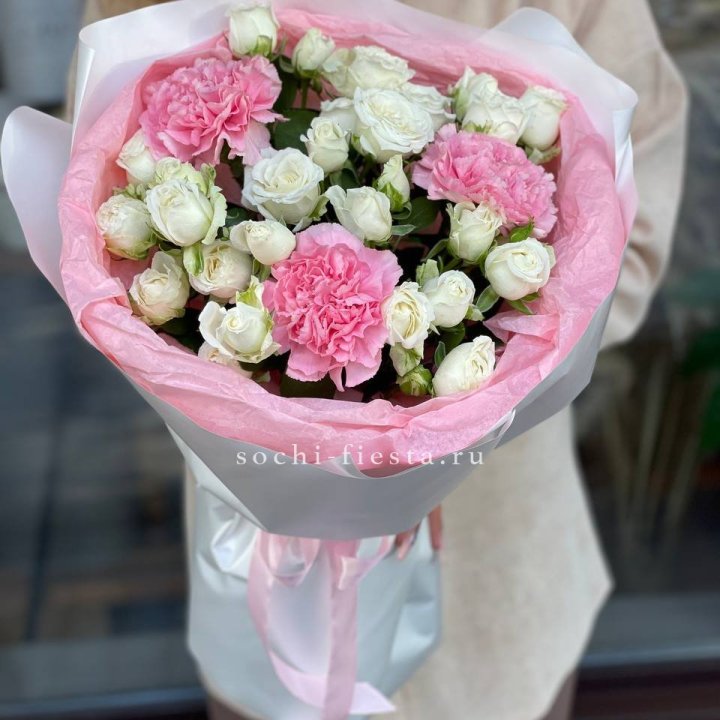 Букет розы с диантусами "Блэш" в Пскове