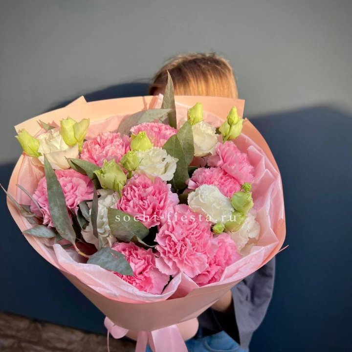 Букет гвоздик и  эустом "Сири" в Пскове