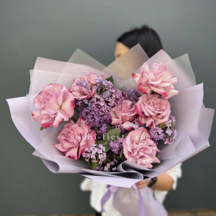 Букет из розовых роз и сирени в Пскове