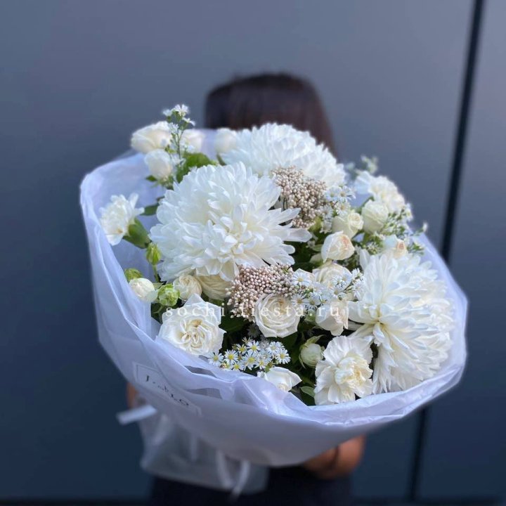 Букет хризантем и роз вайт шотс в Пскове