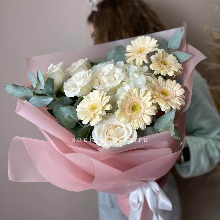 Букет роз, гортензии, гербер  в Пскове