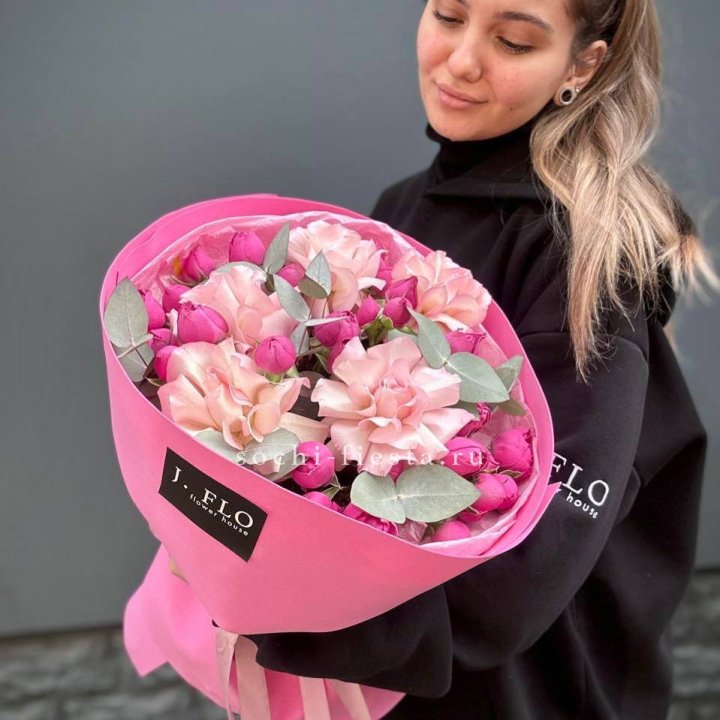 Букет французских и пионовидных роз "Ламиносо" в Пскове