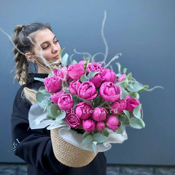 Пионовидные розы  в джутовом кашпо  в Пскове