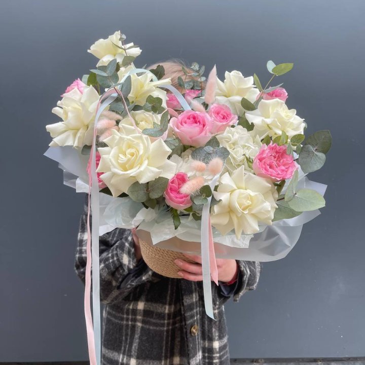 Кашпо с розами в Пскове