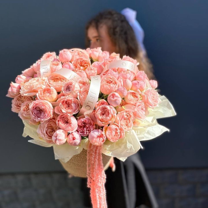 Кустовые розы Джульетта в джутовом кашпо в Пскове