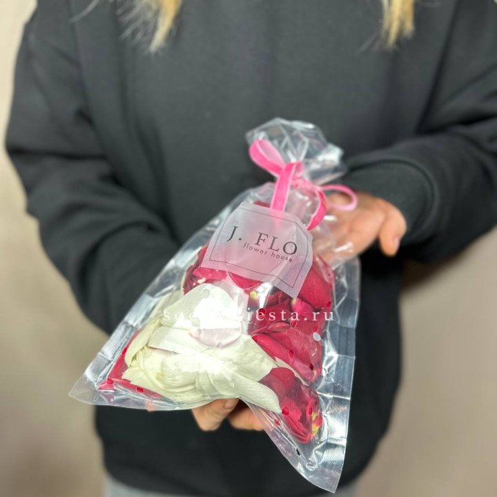 Лепестки роз в Пскове