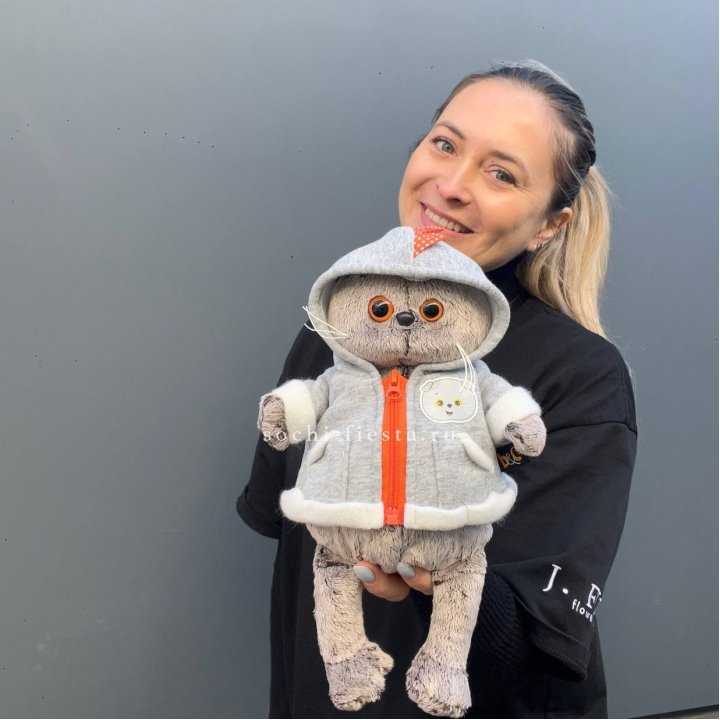 Кот Басик в толстовке в Пскове