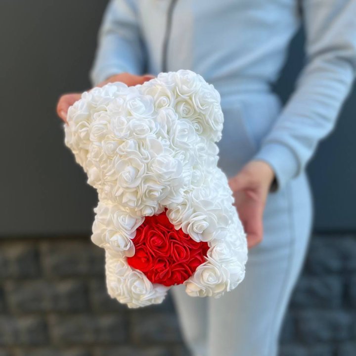 Медведь с красным седцем в Пскове