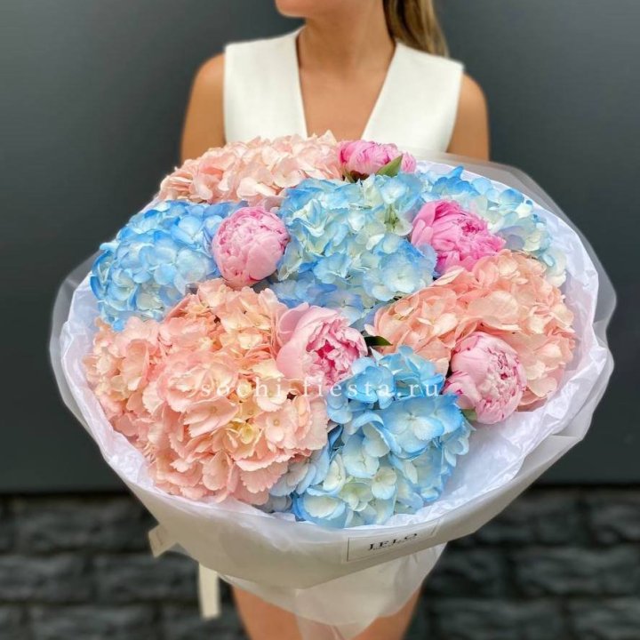 Дуобукет гортензии с пионами  в Пскове