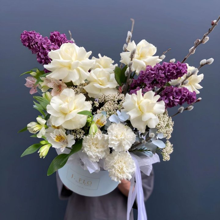 Цветочный бокс Французских роз и Сирени в Пскове