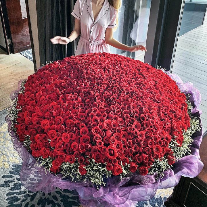 1001 роза в Пскове