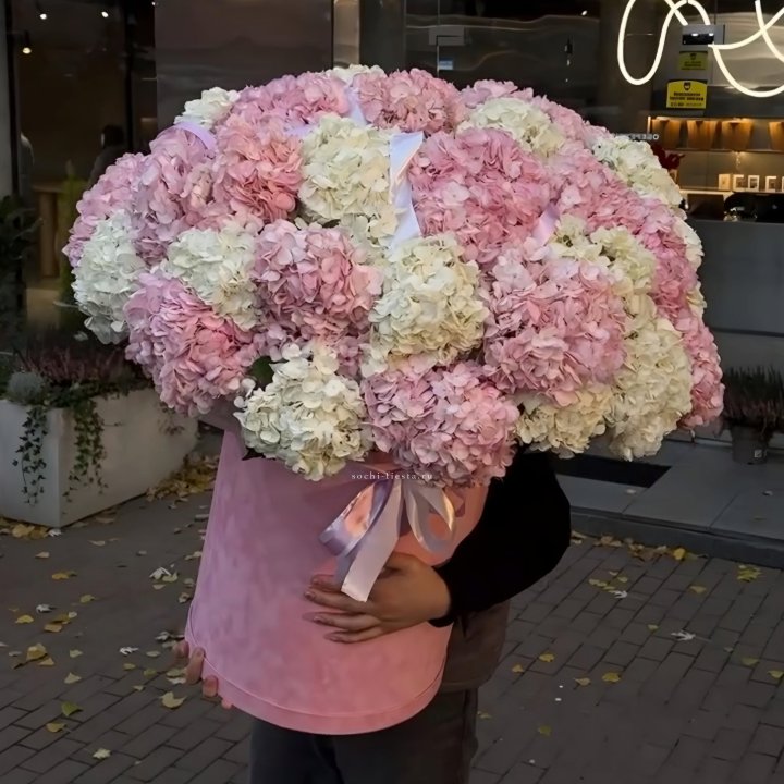 Дизайнерский цилиндр с гортензиями  в Пскове