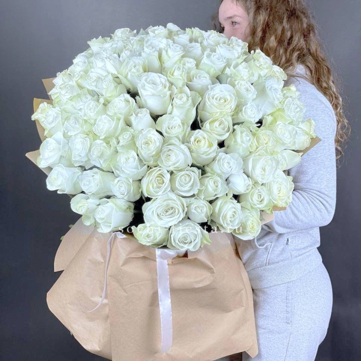 101 белая высокая импортная роза в Пскове