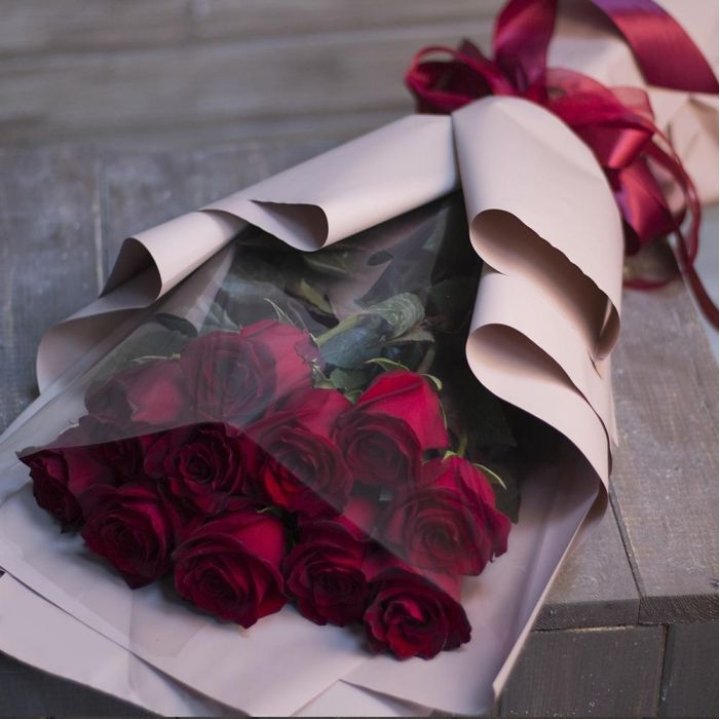 11 голландских роз в оформлении в Пскове