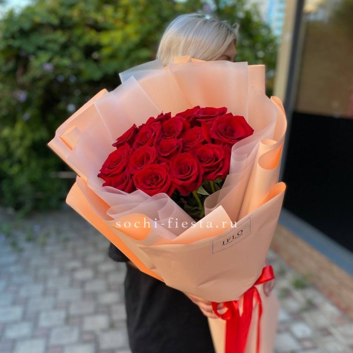 15 голландских роз в оформлении в Пскове