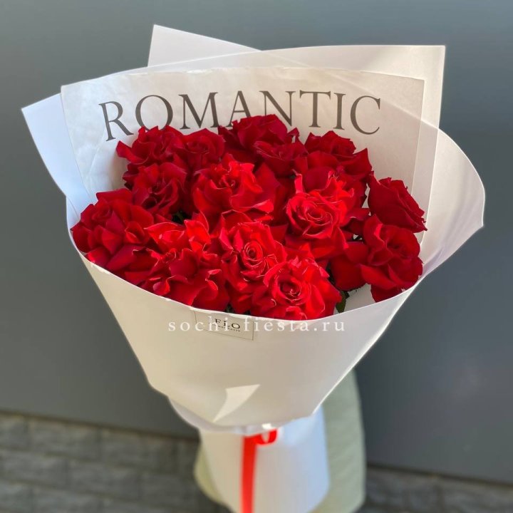 19 высоких роз в оформлении в Пскове