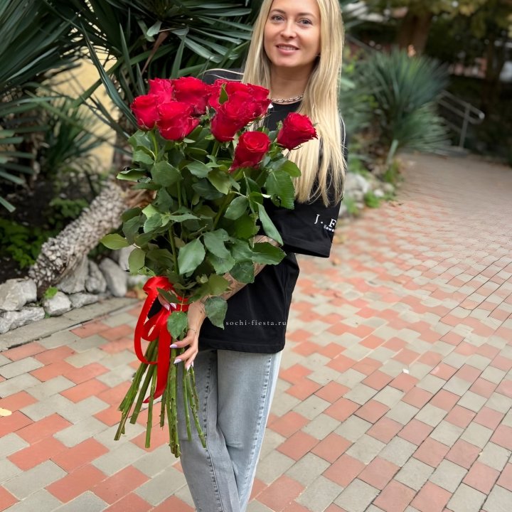15 высоких красных роз в Пскове