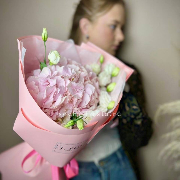 Букет с гортензией №2 в Пскове