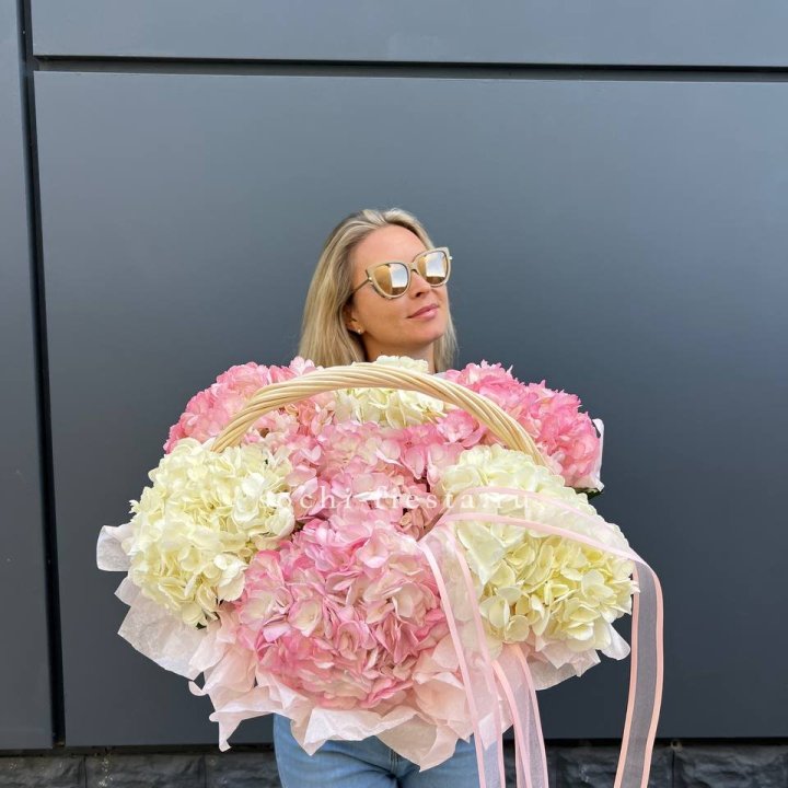 7 гортензий в корзине в Пскове