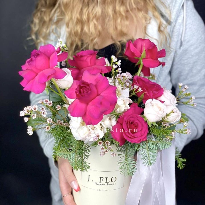 Новогодняя композиция в коробке пинк розе в Пскове