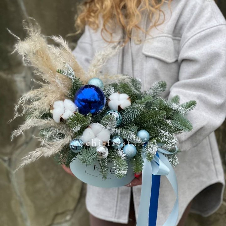 Новогодняя композиция в коробке блю в Пскове