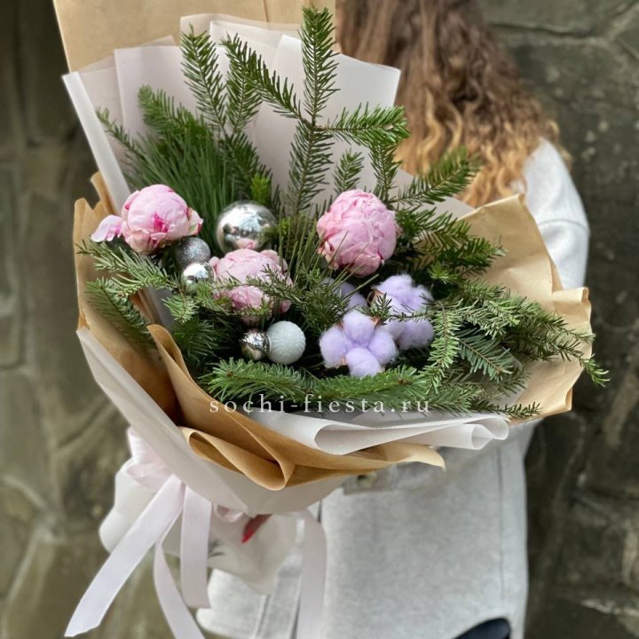 Новогодний букет с пионами  в Пскове