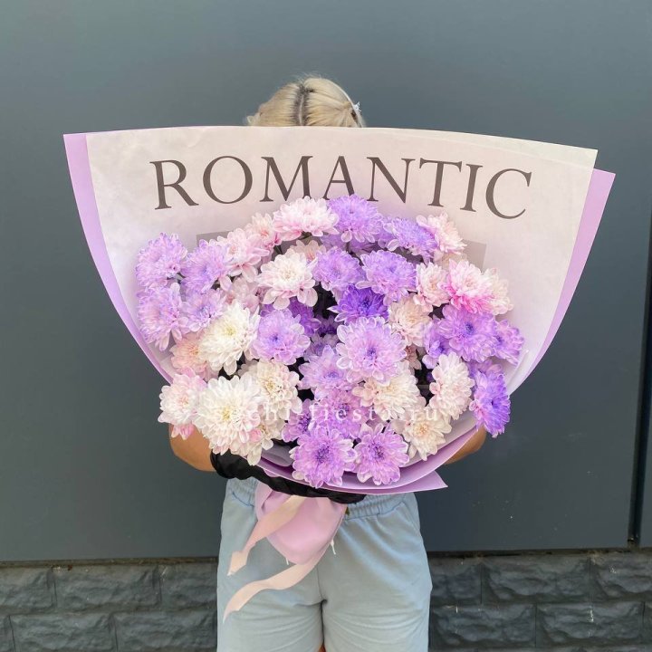 Букет сиреневых хризантем в Пскове