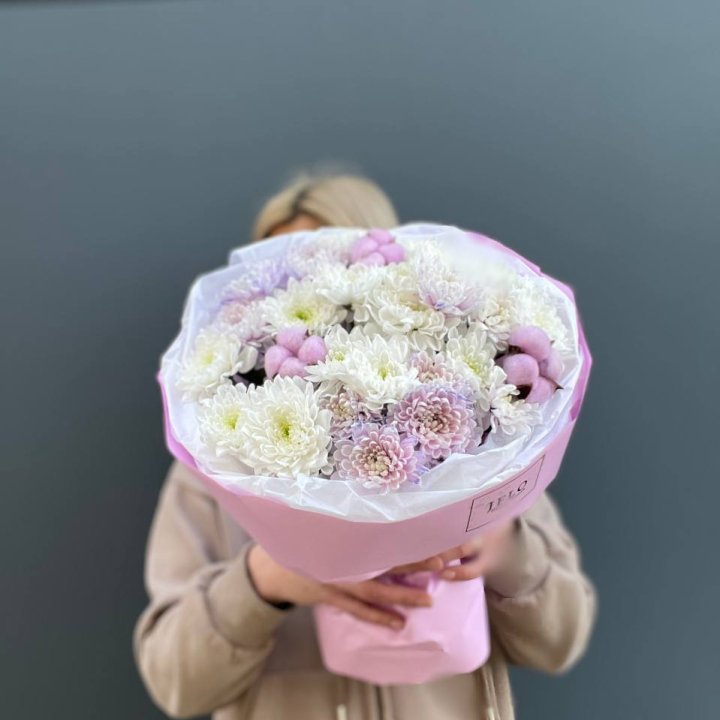 7 нежных хризантем в Пскове