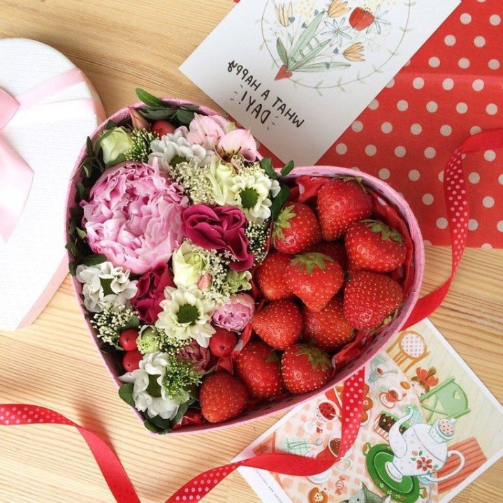 Бокс с клубникой и цветами в Пскове