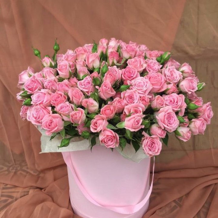 Кустовые розы в коробке в Пскове