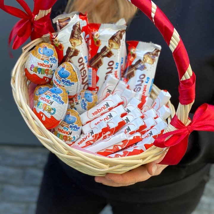 Корзина с киндерами  в Пскове