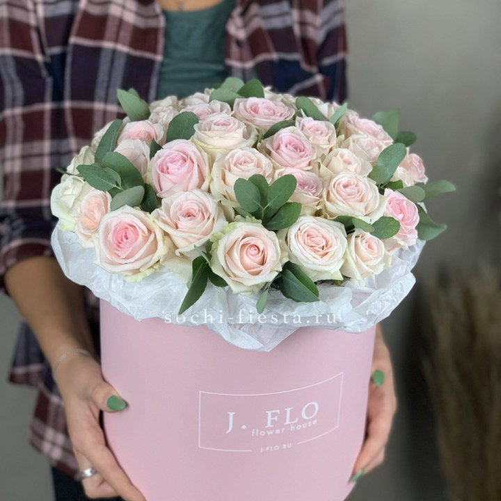 35 розовых роз в цилиндре в Пскове