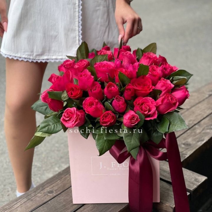 55 алых роз в кубе в Пскове