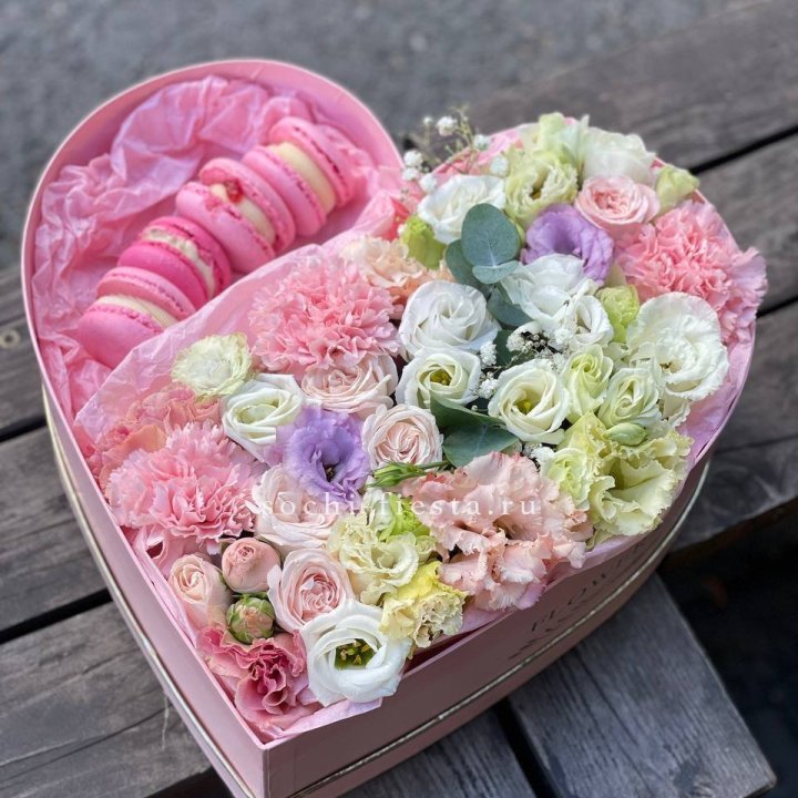 Бокс-сердце с макарон "Пинк" в Пскове