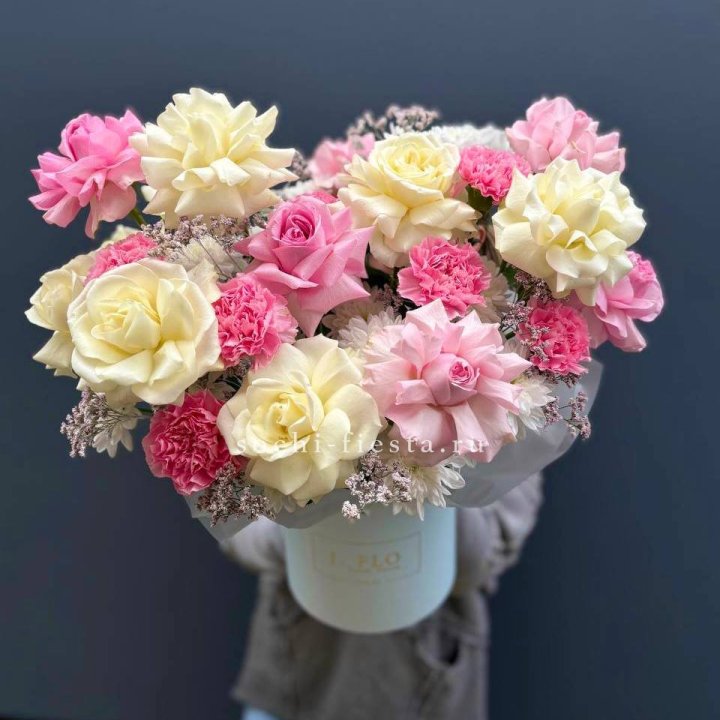 Коробка французских роз и диантусов "Бони" в Пскове