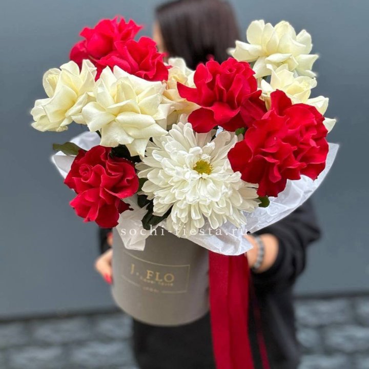 Французские розы с хризантемой в боксе в Пскове