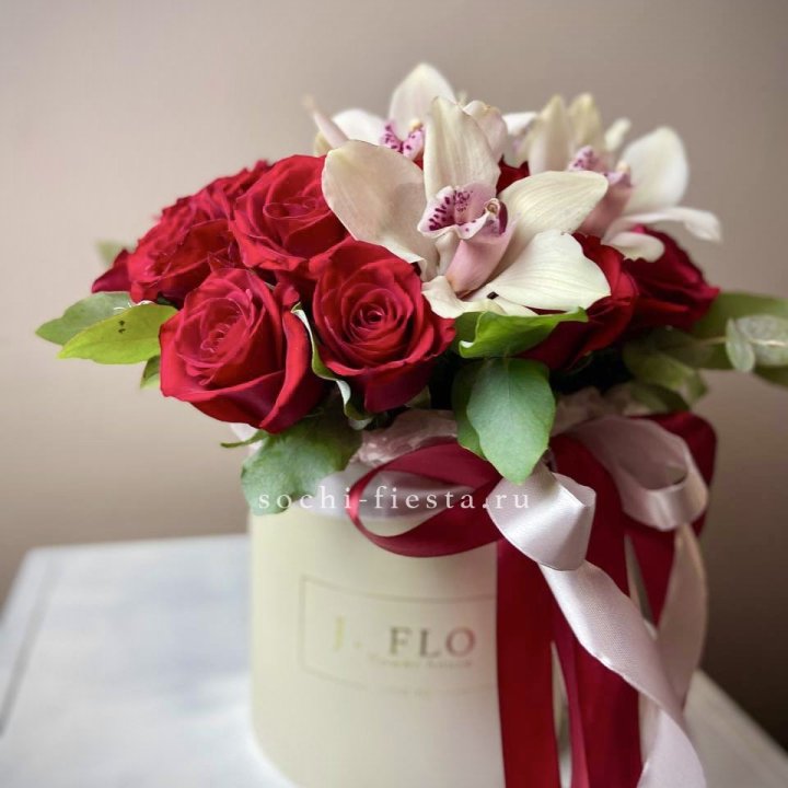 Розы и орхидеи в боксе в Пскове