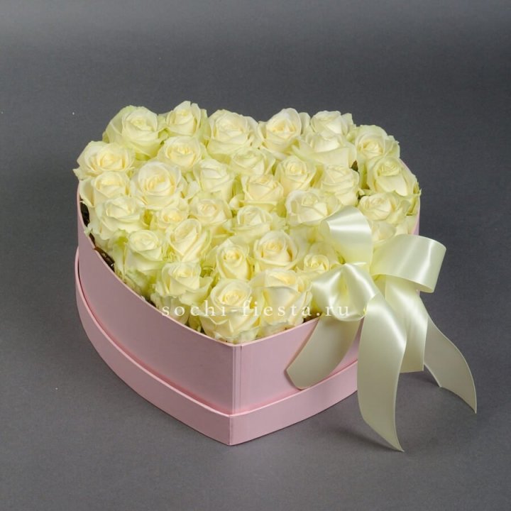 35 белых роз в коробке "Сердце" в Пскове