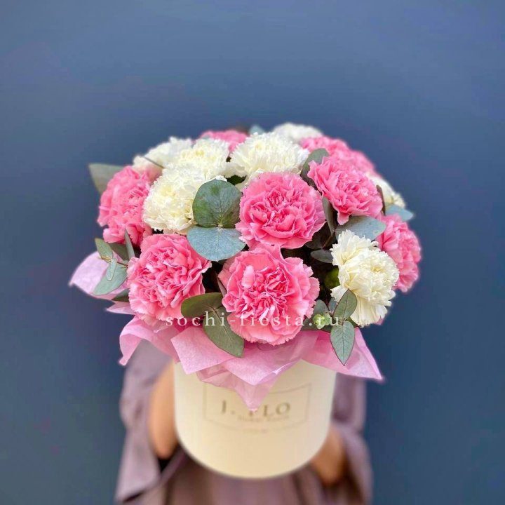 Диантусы в цилиндре в Пскове