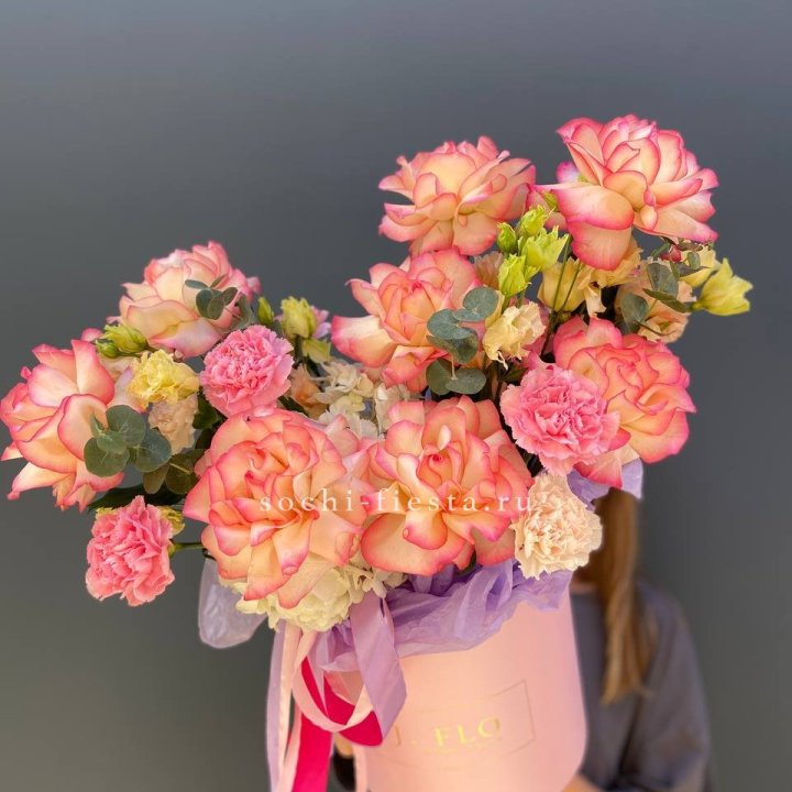 Бокс нежный с розами в Пскове