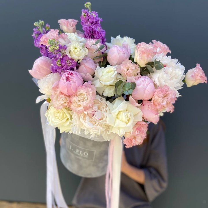 Дизайнерский цилиндр с пионами "Ривьера" в Пскове