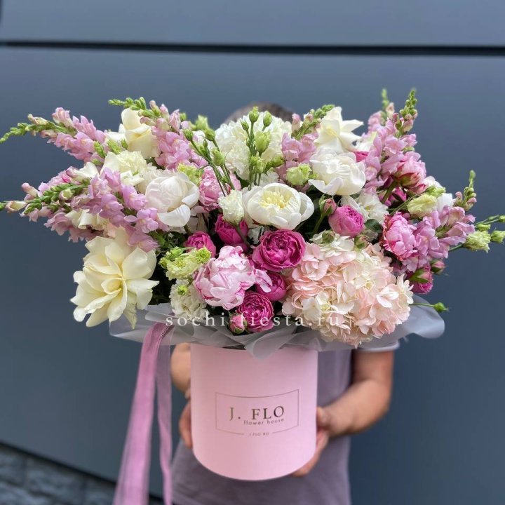 Дизайнерский цилиндр с пионами "Саманта" в Пскове