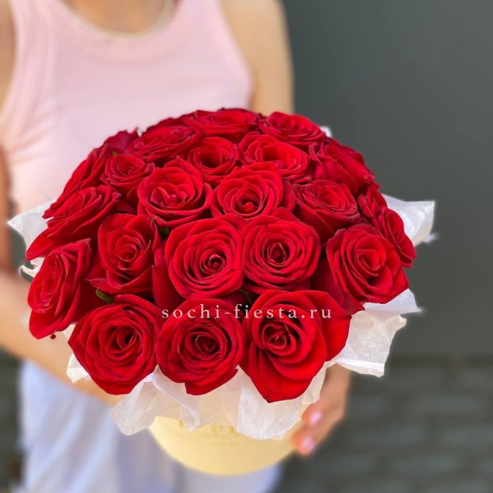 Красные розы в цилиндре в Пскове