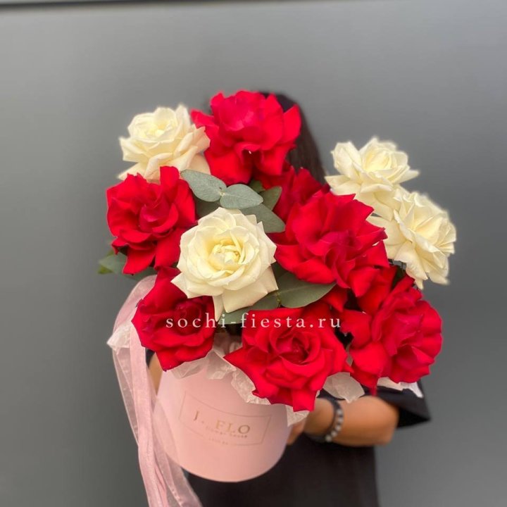 13 Французских роз в боксе в Пскове