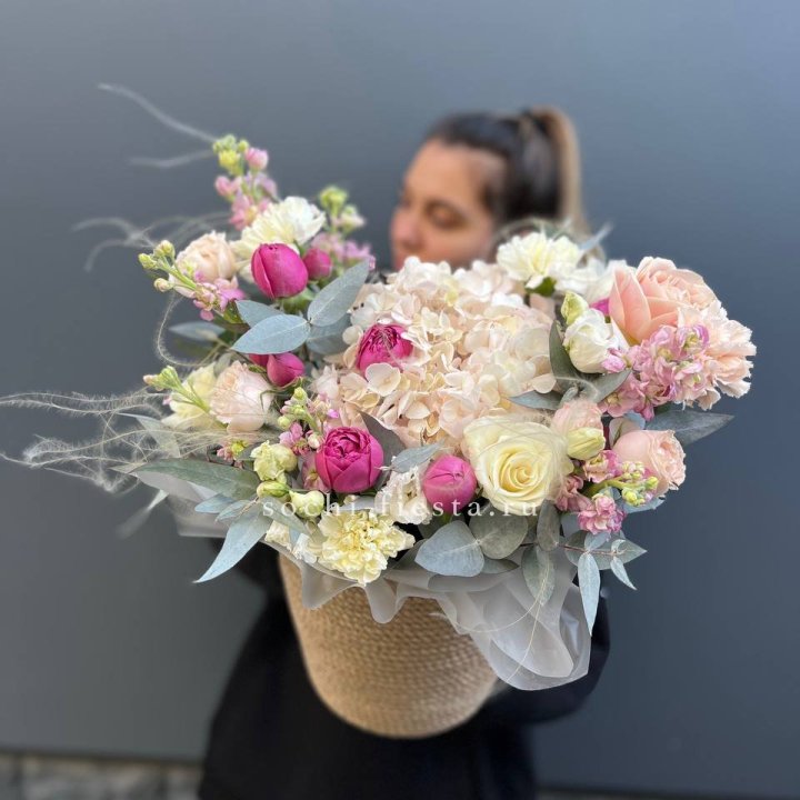 Цветочная композиция в джутовом боксе  в Пскове